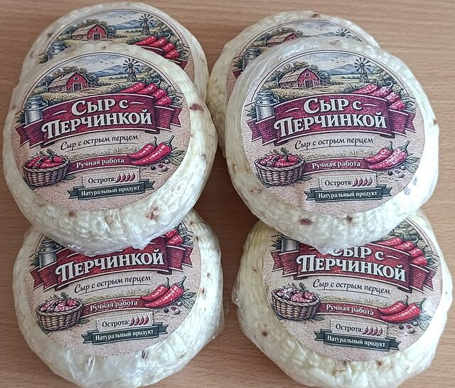 Шесть головок сыра с перчинкой, уложенных в два ряда